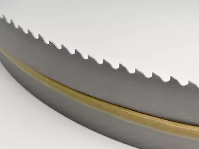 10713
